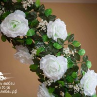 свадебная арка с белыми розами